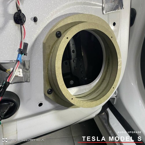 Tesla Model S adaptador colunas trás